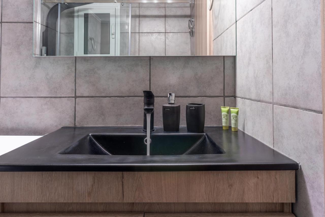 Luxury Apartment Overlooking The Citadel Of Tsakas Атина Екстериор снимка